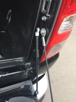 Амортизатор заднего борта Mitsubishi L200 с 2015-