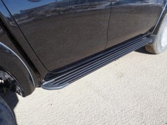 Пороги алюминиевые `Slim Line Black` 1820 мм  Mitsubishi L200 с 2015-