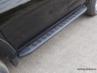 Пороги алюминиевые с пластиковой накладкой (карбон черные) 1820 мм Mitsubishi L200 с 2015-